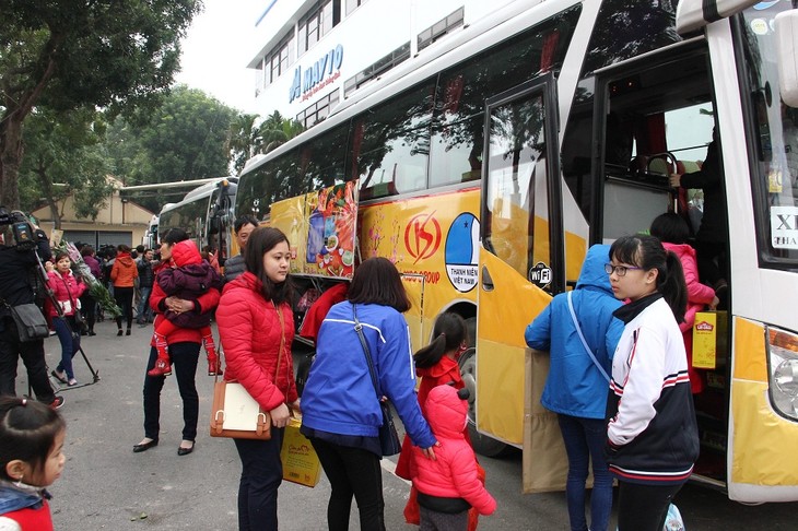 Более чем 1600 женщинам-рабочим вручены подарки и автобусные билеты домой для встречи Тэта - ảnh 1